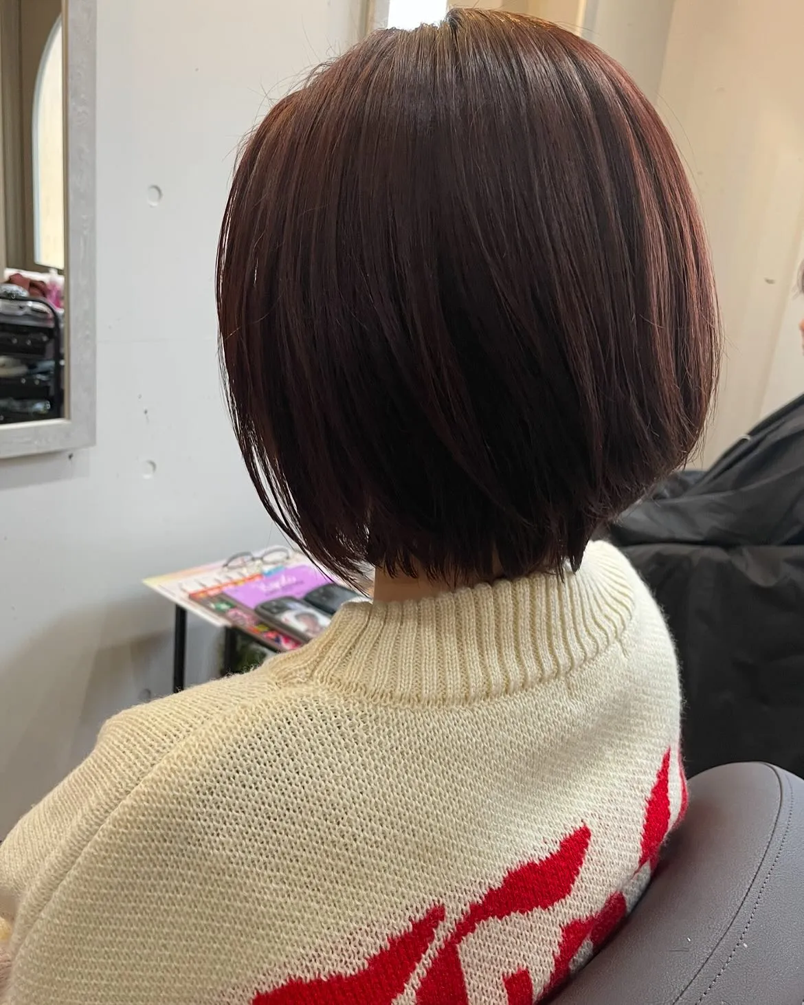 レッドブラウンは、寒色系のブラウンよりも艶やかさが引き立ち、...