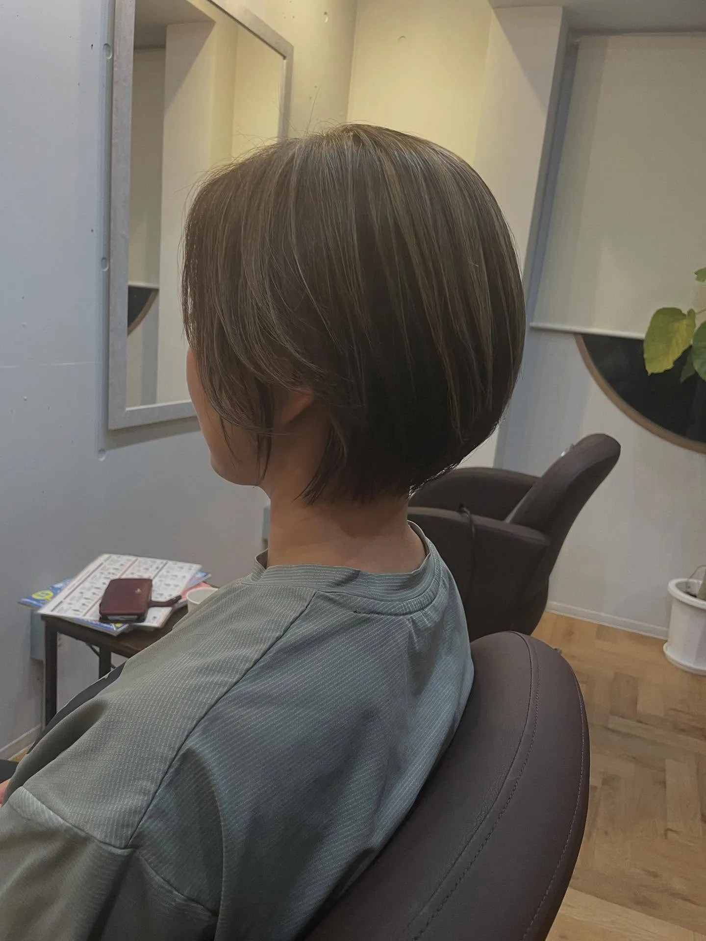 美容院で叶える西院駅耳かけショートとハイライトの立体感が映える最旬ヘアスタイル