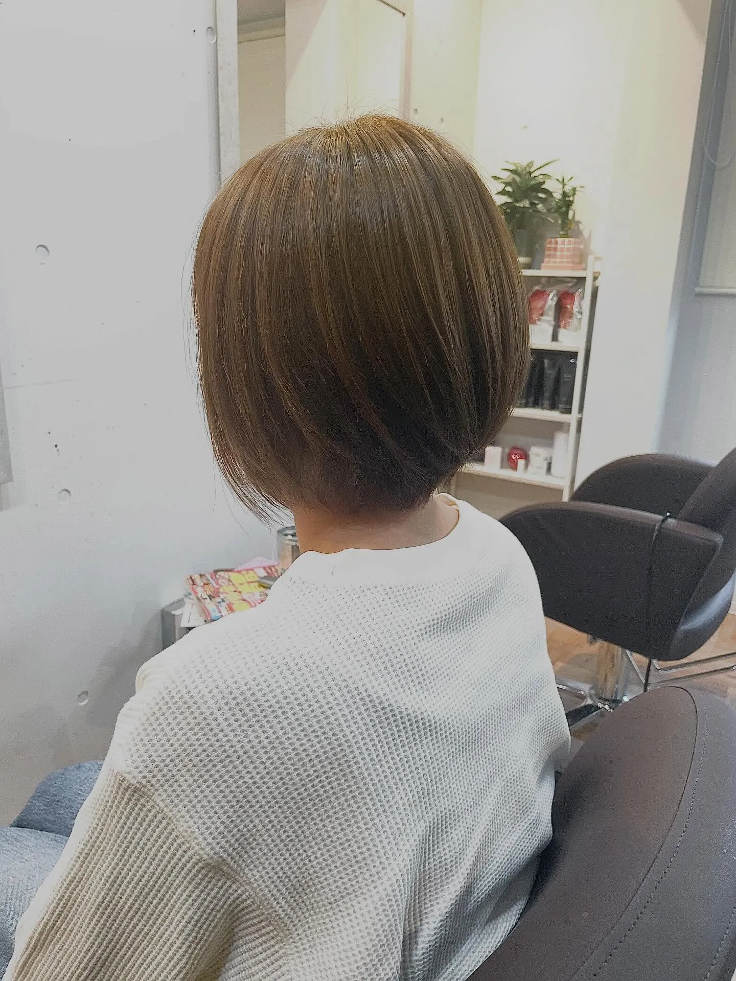 やや前下がり気味のボブスタイルです✨